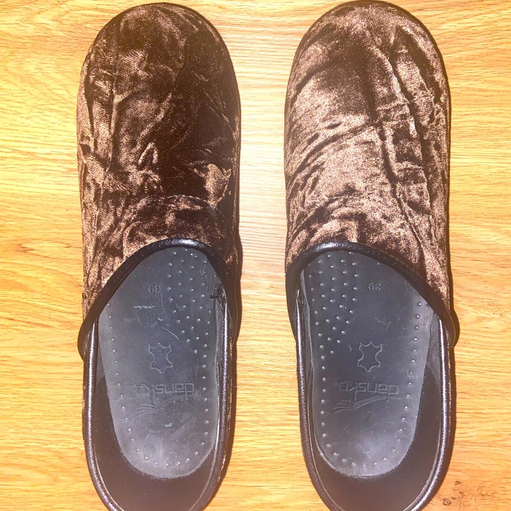 Dansko Chocolate Velvet Crush Clog size 39/US 8